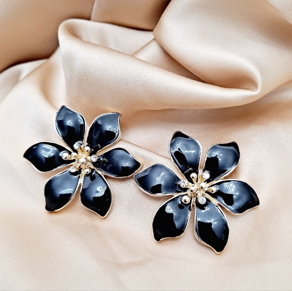 💖 2/$30 Black & Gold Boho Flower Floral Stud statement oversized Earrings new - Picture 1 of 11